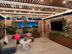 ein Wohnzimmer mit einem Sofa und einem Flachbild-TV in der Unterkunft Fashion Loft 2 bedroom Downtown in Los Angeles