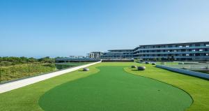 Kemudahan golf di apartmen atau berdekatan