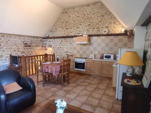 cocina con mesa y comedor en Gîte au calme avec superbe vue : La Talonie, en Mouret