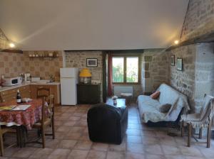 un soggiorno con divano e cucina di Gîte au calme avec superbe vue : La Talonie a Mouret