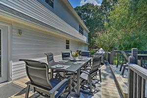2 Mi to Clemson Central Villa with Deck, Near Lakes的阳台或露台