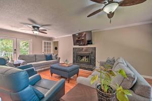 2 Mi to Clemson Central Villa with Deck, Near Lakes的休息区