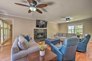 2 Mi to Clemson Central Villa with Deck, Near Lakes的休息区