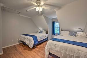 2 Mi to Clemson Central Villa with Deck, Near Lakes客房内的一张或多张床位