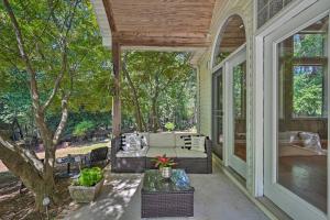 2 Mi to Clemson Central Villa with Deck, Near Lakes外面的花园