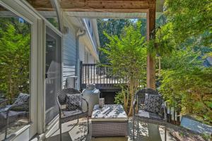 2 Mi to Clemson Central Villa with Deck, Near Lakes的阳台或露台