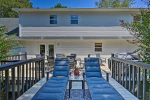 2 Mi to Clemson Central Villa with Deck, Near Lakes的休息区