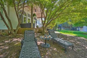 2 Mi to Clemson Central Villa with Deck, Near Lakes外面的花园