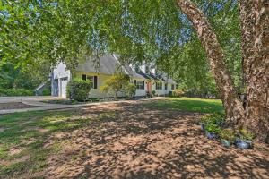 2 Mi to Clemson Central Villa with Deck, Near Lakes外面的花园