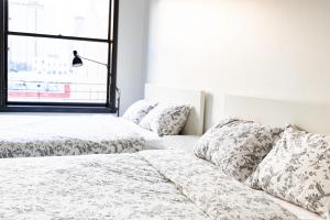 um quarto com 2 camas e uma janela em Fashion Loft 2 bedroom Downtown em Los Angeles