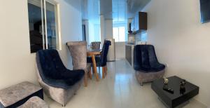 een woonkamer met een eettafel en stoelen bij Hermoso apartamento en Barbosa Santander in Barbosa