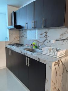 uma cozinha com um lavatório e uma bancada em Hermoso apartamento en Barbosa Santander em Barbosa