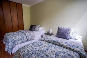 Los Prados的住宿－Amplio apartamento en zona exclusiva con parqueo，一间卧室配有两张带枕头的床。