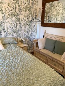 1 dormitorio con 1 cama y una foto en la pared en Lichfield City Home en Lichfield