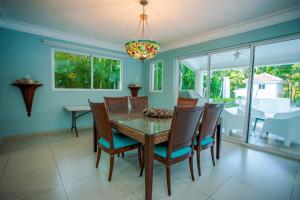 a dining room with a table and chairs at Impresionante villa con piscina Metro Country Club in Paraíso