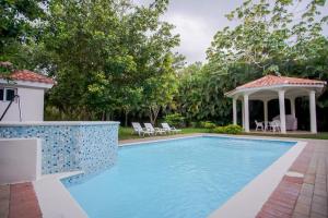 una piscina en un patio con cenador en Impresionante villa con piscina Metro Country Club en Paraíso