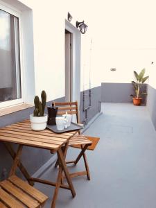 a table with a cactus on it in a room at Mar y Montaña Apartamento entero in La Costa