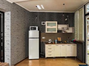 提比里斯的住宿－Sioni Apartment，一间厨房,内配白色冰箱