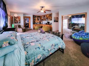 Lunar Eclipse on 4 acres w hot tub في يوككا فالي: غرفة نوم مع سرير وغرفة معيشة