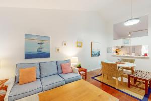 sala de estar con sofá azul y mesa en Ocean Mandevilla, en Brewster