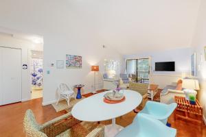 een woonkamer met een tafel en stoelen bij Ocean Mandevilla in Brewster