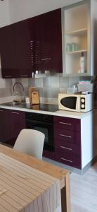 uma cozinha com um lavatório e um micro-ondas em INTERNO 12 em Vercelli
