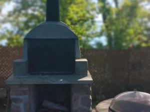 a black bird house sitting on top of a brick fireplace at Le petit Montebello in Grenville-sur-la-Rouge