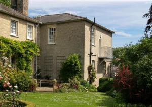 Garden View في Parham: منزل من الطوب كبير مع حديقة أمامه