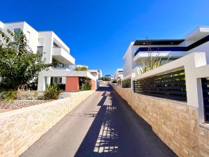 une rue en face d'un bâtiment dans l'établissement Fantasy View Villa, à Novalja