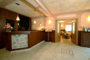 eine Lobby mit Rezeption und Speisesaal in der Unterkunft Hotel Dama Bianca in Valtournenche
