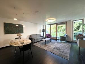 ein Wohnzimmer mit einem Sofa und einem Tisch in der Unterkunft Grand Apartment Sissi in Triest