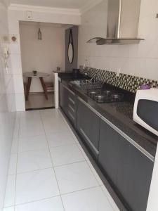 cocina con fregadero y encimera en Lindo e aconchegante apt para até 04 pessoas en Gama