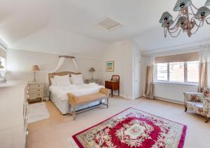 - une chambre avec un lit et un lustre dans l'établissement Rest Cottage, à Southwold