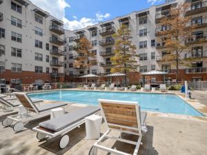 a swimming pool with lounge chairs and a building at Kasa Downtown Austin in Austin