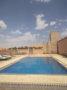 Bazén v ubytování Hotel Riad Oasis nebo v jeho okolí