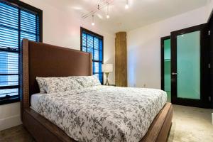 Llit o llits en una habitació de Urban Loft Apartment