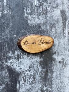 un cucchiaio di legno con le parole "etichetta dell'ontario" di Quinta do ribeiro a Arcos de Valdevez