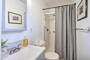 Un baño con lavabo, inodoro y ducha. en Colorado Springs Home with Yard about 12 Mi to Dtwn, en Fountain 22 fotos más