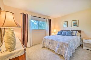 un dormitorio con una cama y una ventana en Colorado Springs Home with Yard about 12 Mi to Dtwn, en Fountain