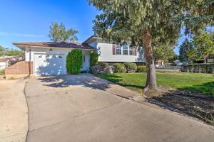 una casa blanca con un árbol y una entrada en Colorado Springs Home with Yard about 12 Mi to Dtwn, en Fountain