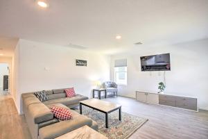 un soggiorno con divano e TV di Recently Built Family Home about 11 Mi to Dtwn! a San Antonio