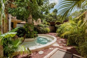 ein kleiner Pool inmitten eines Gartens in der Unterkunft Luxury Villas in Aldea Zama in Tulum