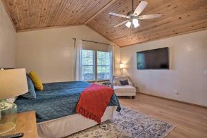 een slaapkamer met een bed en een plafondventilator bij Lush Garfield Cabin with Community Pool and Lake! in Garfield
