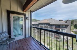 - Balcón con vistas a un apartamento en condominio en Winter Park FF Select Rated Condo 4654, en Winter Park