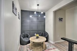 een woonkamer met een tafel en 2 stoelen bij Bright Amarillo Townhome Near Parks and Town! in Amarillo