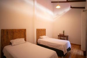 een kamer met 2 bedden in een kamer bij Muyuterra in Moyobamba