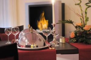 stół z kieliszkami do wina i świecą w obiekcie Best Western Hotel Heide w mieście Oldenburg