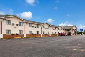 een gebouw met een auto geparkeerd op een parkeerplaats bij Americas Best Value Inn Fargo in Fargo