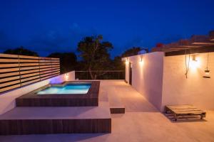 una casa con piscina por la noche en Casa Privada en Puerto Morelos, en Puerto Morelos