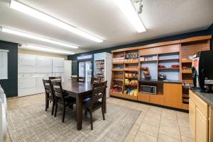 a dining room with a table and chairs at Sonesta Simply Suites Hampton in Hampton